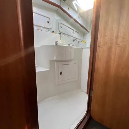 Boat And Breakfast *