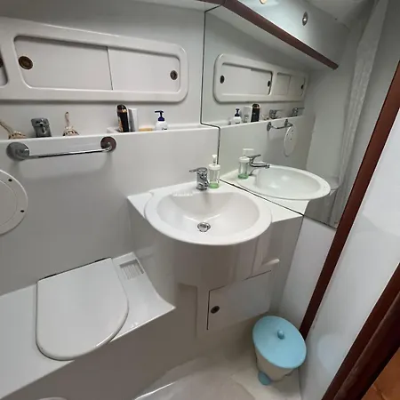 Botel Boat And Breakfast