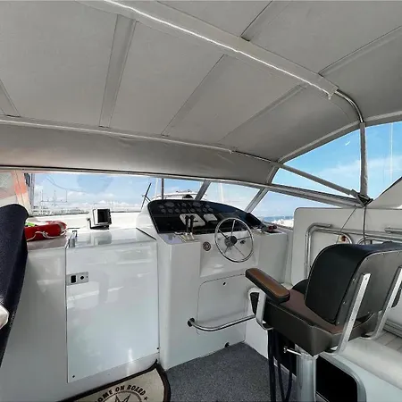 Ботель Boat And Breakfast