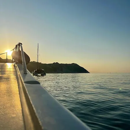 Ботель Boat And Breakfast *